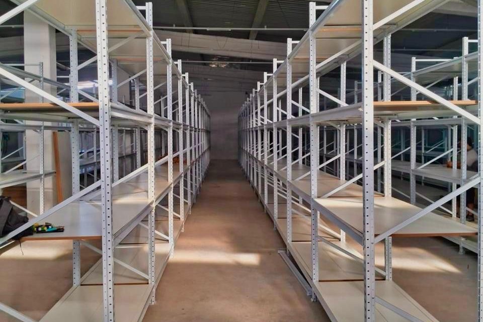 Corredores de estantes de aço em galpão de estoque